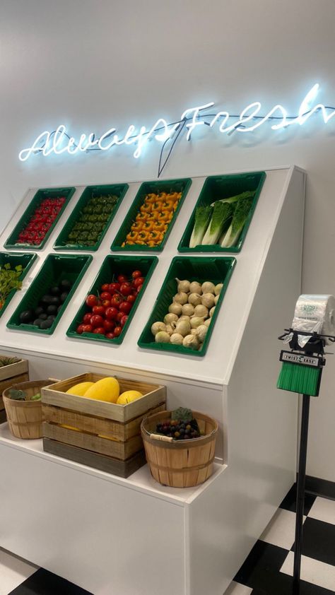 Fruits Shop Design, Juice Cafe, Juice Bar Design, Fruit And Veg Shop, Exhibition Display Design, Produce Displays, Smoothie Shop, Grocery Market, Vegetable Shop