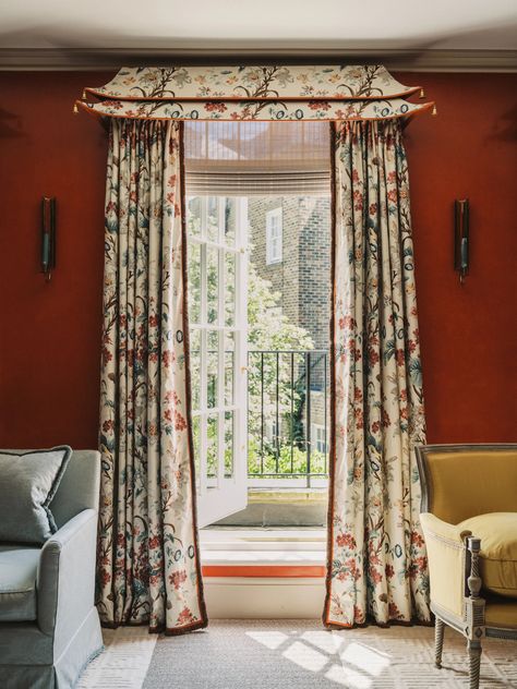 Veere Grenney brings Regency elegance and a touch of camp to a London pied-à-terre | House & Garden Bird And Thistle, House Decor 2023, Curtains Roman Shades, Chinoiserie Home, Drapery Treatments, English Cottage Interiors, Bed Canopies, Bedroom Eclectic, Classy Wallpaper