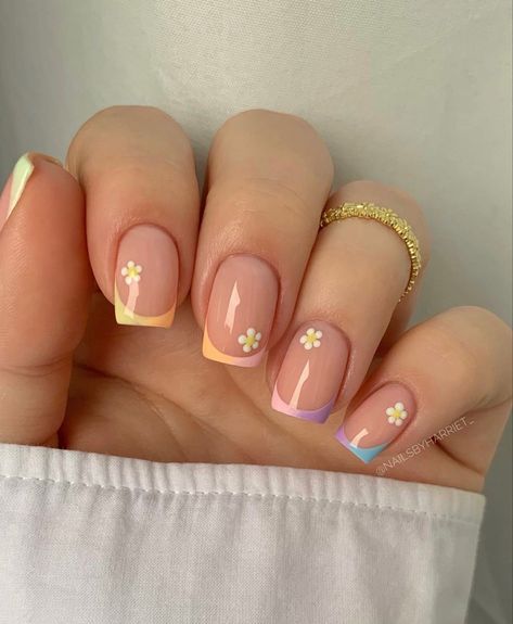 Gel Nails For Spring, French Manicure With Flowers, Daisy Nail Art, Minimal Nails Art, Cute Simple Nails, Subtle Nails, Daisy Nails, Simple Gel Nails, Minimal Nails