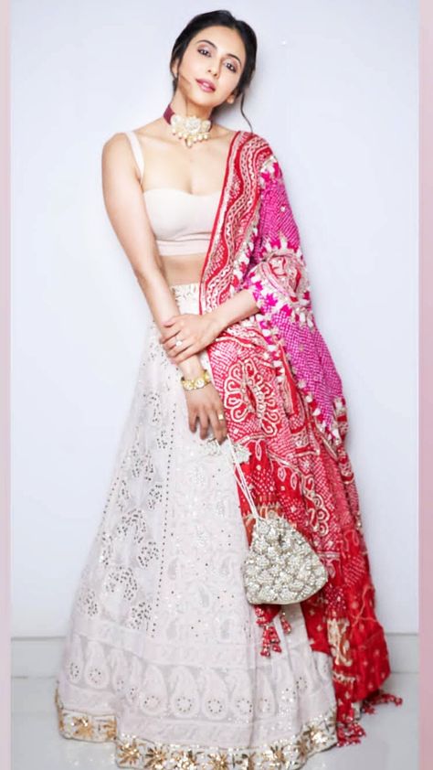 White Lehenga Look, Bhandej Lehenga, Red And White Lehenga, Asian Prom Dress, Indian Bridesmaid Dresses, Indian Wedding Gowns, Indian Outfits Lehenga, Lehenga Designs Simple, Indian Dresses Traditional