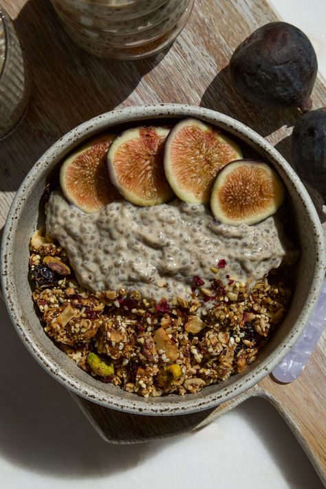 VANILLA FIG CHIA PUDDING Figs Breakfast, Nice Meals, Ayurveda Food, Holistic Food, Food Remedies, Overnight Chia Pudding, Overnight Chia, Chia Breakfast, Healthy Bowl