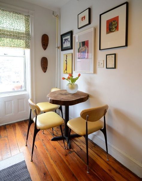 Small Space Style: 15 Inspiring Tiny New York City Homes Breakfast Nook Decor, Modern Apartment Decor, Hgtv Star, Trendy Apartment, Space Apartments, Table Vintage, Nyc Apartment, Small Dining, Small Room