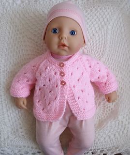 Linmary Knits, Knit Baby Doll, Baby Born Kleidung, Doll Sweater, Baby Cardigan Knitting Pattern Free, Baby Doll Clothes Patterns, Knitted Doll Patterns, Baby Cardigan Pattern, Doll Knitting