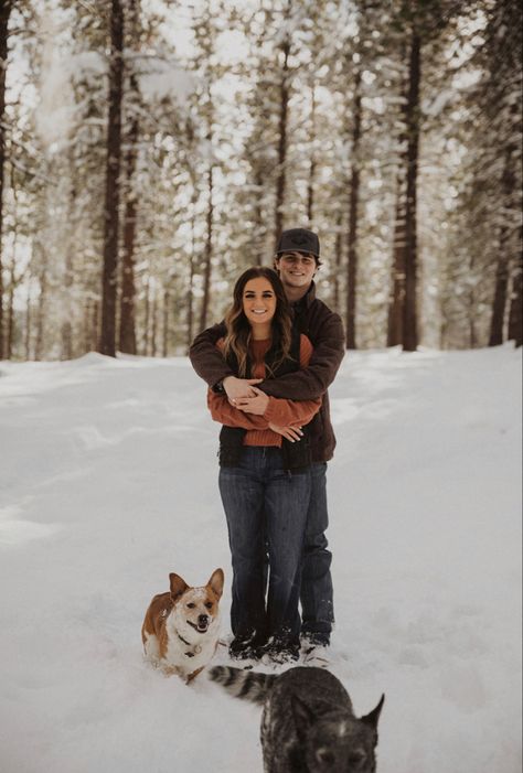 Country Married Couple, Winter Country Couple Photos, Winter Photoshoot With Boyfriend, Winter Western Couple Photoshoot, Hunting Couple Pictures, Western Photoshoot Ideas Couple, Western Engagement Pictures Outfits, Western Outfits Winter, Country Couple Aesthetic