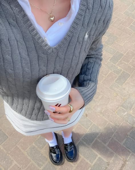 Grey Ralph Lauren Sweater, Classy Outfits For School, Jumper Outfit Women, Ralph Lauren Sweater Outfit, Polo Sweater Outfit, Cable Knit Sweater Outfit, Polo Outfits, Sister From Another Mister, Celine Belt