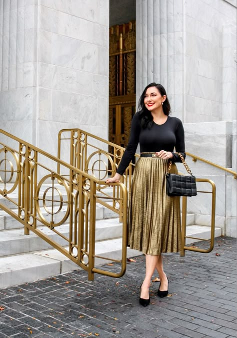 Gold Pleated Midi Skirt, Pleated Skirt Party Outfit, Long Gold Skirt Outfit, Leather Skirt Christmas Outfit, Black And Gold Dress Outfit, Black And Gold Outfits Women, Black And Gold Outfit Parties, Gold Pleated Skirt Outfit, Black And Gold Outfit Classy