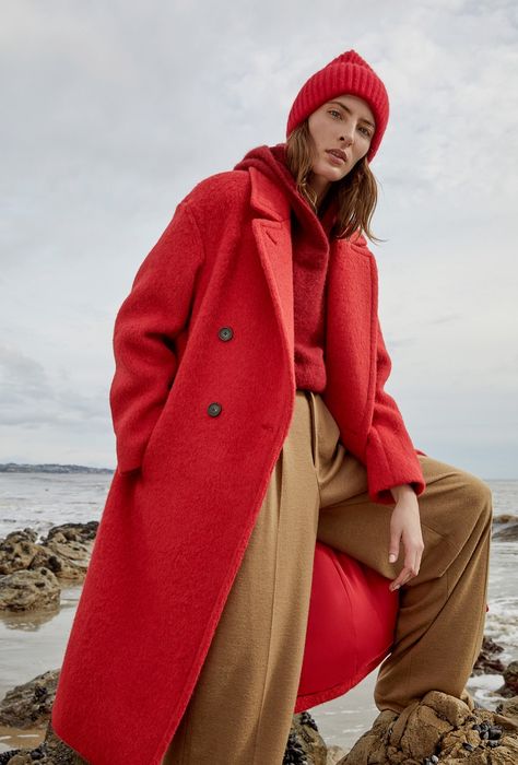 Red Coat Outfit, Fashion Intern, Frock Designs For Girl, Mantel Cape, Red Winter Coat, Winter Coat Outfits, Fall Winter Coat, Winter Mood, Coat Outfit