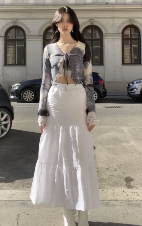 Korean Ootd Skirt, White Maxi Skirt Outfit, Maxi Skirt Outfit, White Maxi Skirt, Full Sleeve Top, Cute Modest Outfits, Maxi Skirt Outfits, Soft Feminine, Concert Fits