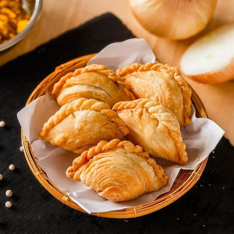 Gujiya Recipe, Curry Puff Recipe, Savoury Pastry, Curry Puff, Food Photography Lighting, Deep Fried Food, Pistachio Pudding, Savory Pastry, English Word