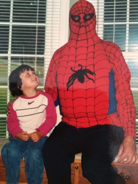 When you’re a kid you don’t even care your dad/Spider-Man has no neck. Absolute Unit, Draw The Squad, Weird Images, Quality Memes, Man Movies, What’s Going On, Funny Laugh, Reaction Pictures, Funny Photos