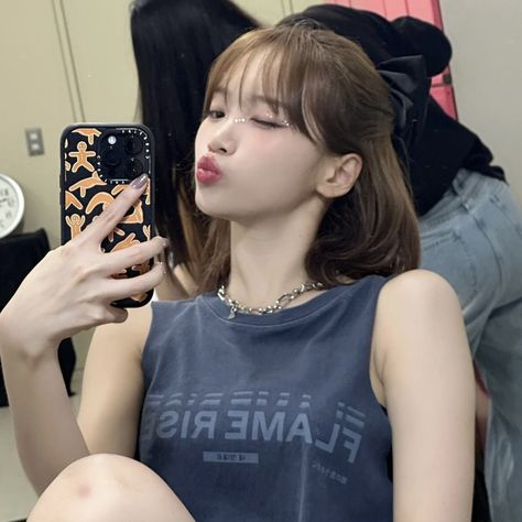 Le Sserafim Chaewon, Asian Short Hair, Kpop Idol, Photo Cards, Girl Group, My Girl, Short Hair Styles, Mirror Selfie, Mirror