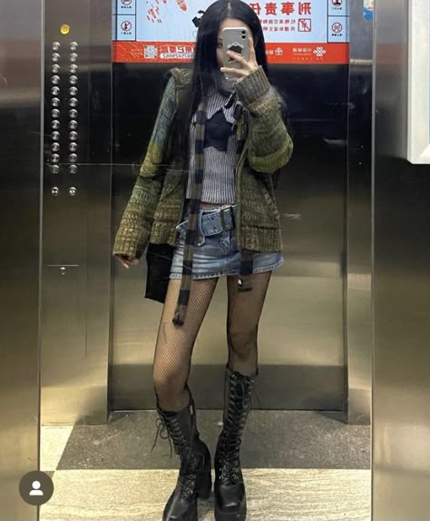 Edgy Style Outfits Aesthetic, Nyc Grunge Outfits, Grunge 2023 Fashion, Lower East Side Aesthetic Fashion, Lowkey Punk Outfits, Summer Outfits 2023 Grunge, Distressed Outfit Grunge, Fairy Grunge Inspo Outfit, Winter Fashion Y2k