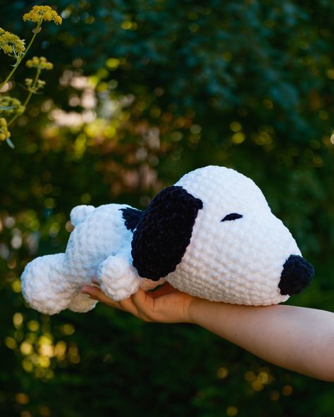 Welcome to our store!  This is a listing for a handmade Crochet Snoopy Dog Aviator Peanuts Amigurumi Plush, with the following specifications: Materials: 100% Polyester Velvet Yarn, 100% Acrylic Fuzzy Yarn, 100% Premium Polyester fiber Thanks for the pattern @knotmichelle Each plushie is made to order! (3-5 business days to create your amigurumi)   Note: This toy is made with plastic eyes, please supervise children under 3 or children who may put things in their mouths. Care Instructions: Hand w Snoopy Crochet Pattern Free, Crochet Snoopy, Snoopy Pattern, Dog Amigurumi, Snoopy Dog, Crochet Dog Patterns, Amigurumi Plush, Fall Crochet Patterns, Velvet Yarn