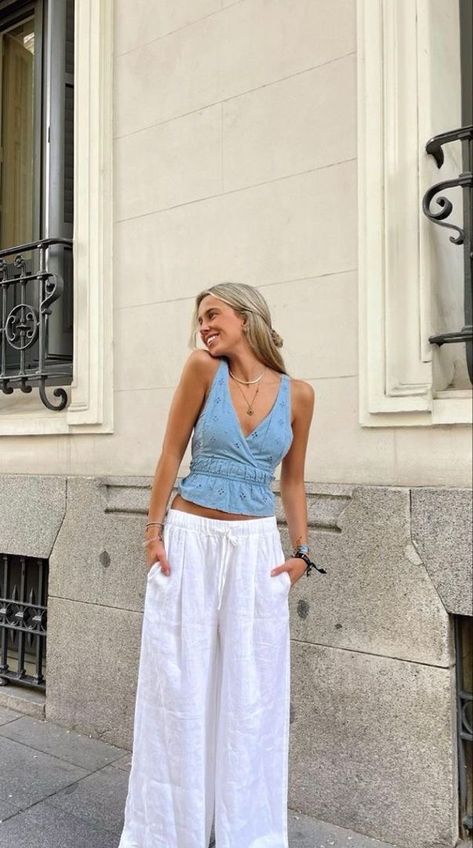 Summer Outfits T Shirt, Cool Girl Vacation Outfits, Outfit For Spain, East Coast Spring Outfits, Changing Style Clothing Tips, Summer Ootd 2023, Travel Abroad Outfits, Blanco By Nature Clothing, Summer In Barcelona Outfit