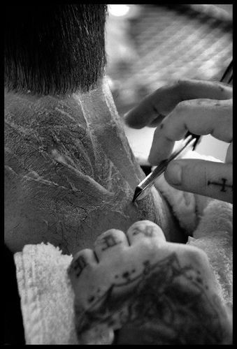 Barber Straight Razor, Barber Shop Haircuts, Barber Style, Barber Shop Quartet, Peinados Hair Styles, Barbers Cut, Vintage Barber, Beauty Salon Interior, Beard Tattoo