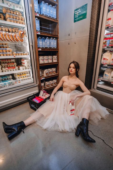 Supermarket Wedding Photoshoot, Runaway Bride Aesthetic, Supermarket Photoshoot Ideas, Best Haute Couture, Store Photoshoot, New York Model, Runaway Bride, Bride Photoshoot, Creative Photoshoot Ideas