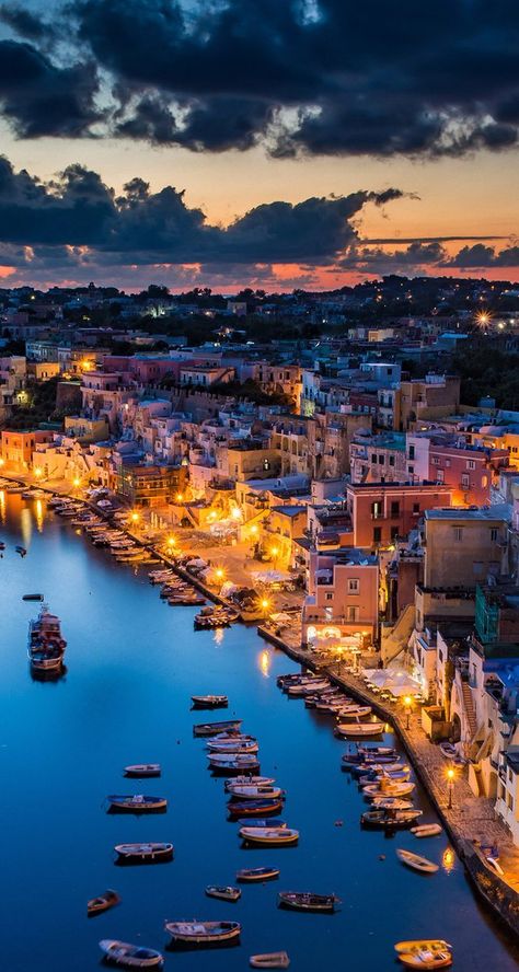 Upotettu kuva Adam Kadmon, Procida Italy, Campania Italy, Dream Vacations Destinations, Night Pictures, Live Wallpaper Iphone, Beautiful Sights, City Aesthetic, City View