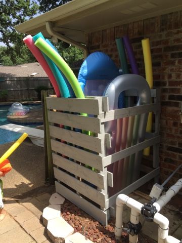 Pool Floaties Storage Ideas, Diy Pool Toys, Pool Toy Organization, Pool Items, Pool Organization, Pool Float Storage, Pool Toy Storage, Pallet Pool, Hidden Pool