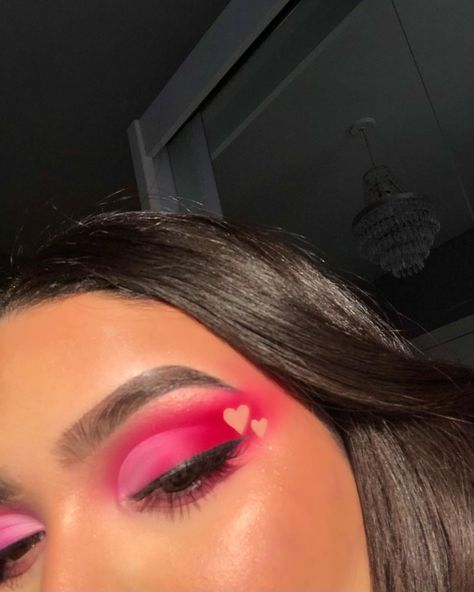 Valentine’s Day look that literally give you heart eyes 💕emoji inspired Pink Eyeshadow Looks Valentines Day, Heart Eyeshadow Makeup, Pink Heart Eyeshadow, Valentine’s Day Make Up Looks Pink, Simple Valentine Makeup Looks, Heart Eye Shadow, Valentines Eyeshadow Look Easy, Valentine Looks Makeup, Pink Heart Makeup Look