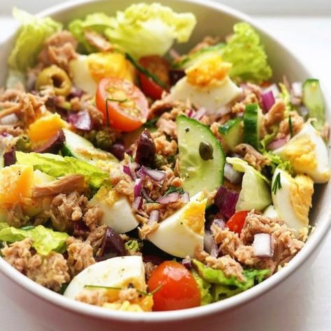 Classic Tuna Salad Recipe, Tuna Potato, Tuna Egg Salad, Spicy Tuna Salad, Tuna Fish Salad, Salad Italian, Classic Tuna Salad, Boiled Egg Recipes, Celery Salad