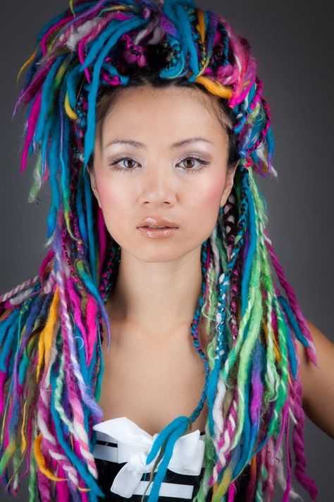 21 Yarn Braid Hairstyles and How to do Yarn Braids Hair Yarn Braid, Burning Man Hair, Yarn Braids Styles, Yarn Dreads, Faux Dreadlocks, Hair Dreads, Yarn Wig, Hair Yarn, Dread Locks