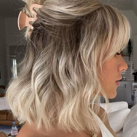 Beach Blonde Short Hair, Blonde Balayage Bob With Bangs, Short Blonde Hair With Root Smudge, Curtain Bang Short Hair, Italy Hair, Blond Beige, Blonde Balayage Bob, Beige Blonde Hair, Dyed Blonde Hair