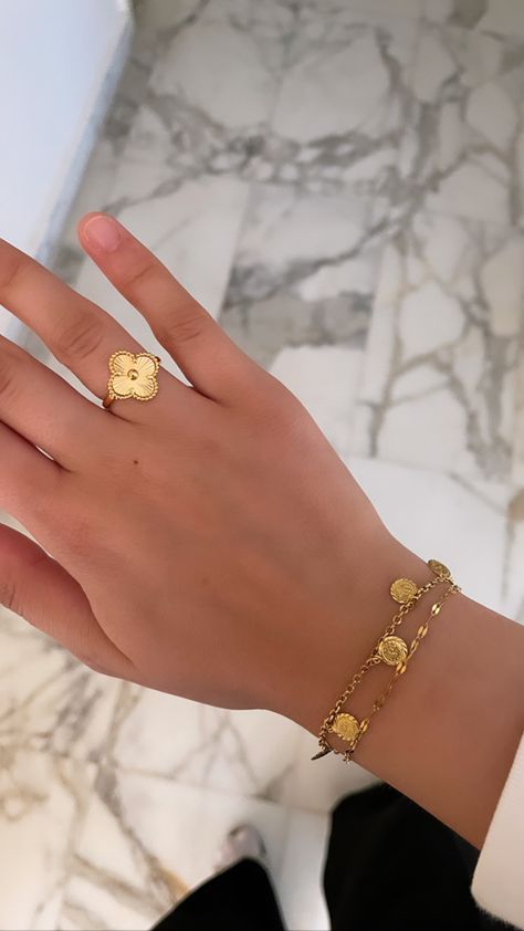 Vancleef Rings, Traditional Wedding Jewellery, Dubai Gold Jewelry, Girls Ring, Expensive Jewelry Luxury, Luxe Jewelry, Jewelry Fashion Trends, Classy Jewelry, Expensive Jewelry