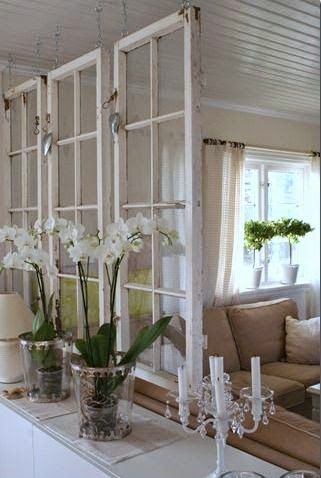 White chippy old windows hung as room divider - OKC Craigslist Garage Sales Shabby Chic Decorating, Old Window Frames, Airy Room, Decor Studio, Decor Shabby Chic, Old Windows, Chic Living, Shabby Chic Kitchen, Window Frames