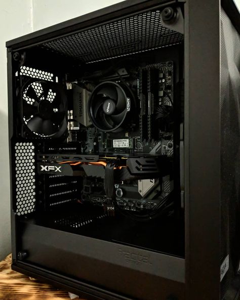 All Black Pc Build, Black Pc Build, Custom Gaming Computer, Minimalist Desktop Wallpaper, Build A Pc, Pc Builds, Computer Station, Computer Desk Setup, Gamer Setup