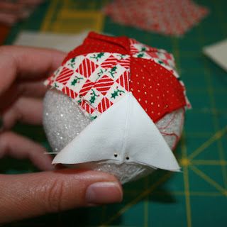 Diy Quilted Christmas Ornaments, Quilted Fabric Ornaments, Sewn Christmas Ornaments, Fancy Christmas Ornaments, Christmas Fabric Crafts, Folded Fabric Ornaments, Christmas Balls Decorations, Quilted Ornaments, Quilted Christmas Ornaments