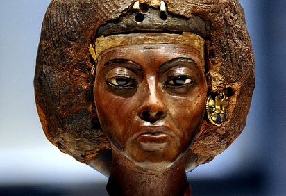 The beautiful Queen Tiye. Her beauty far exceeds that of Nefertiti, regardless of how many visitors flock to Berlin to glare at her bust. Kemet Art, Queen Tiye, African Kings, Kemet Egypt, Berlin Museum, Amenhotep Iii, Black Family, Valley Of The Kings, Influential Women