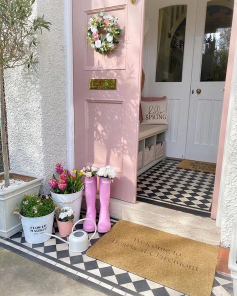 Pink Front Door, Spring Porch Decor, Pink Door, Front Door Entrance, Pink Houses, Entrance Doors, Dream House Decor, Cottage Homes, Front Garden