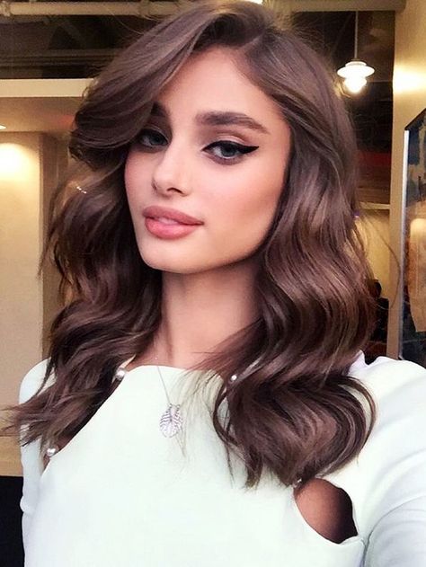 فيكتوريا سيكريت, Chocolate Brown Hair Color, Find Hairstyles, Taylor Hill, Medium Hair Cuts, Elegant Hairstyles, Brown Hair Colors, Hair Waves, Wavy Hair