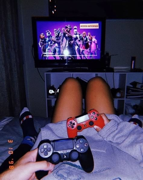 Gamers Couple Goals, Couples Playing Video Games, Game Marketing, Electro House Music, Gamer Couple, Gamer Boyfriend, Image Couple, Music Happy, Cute Date Ideas