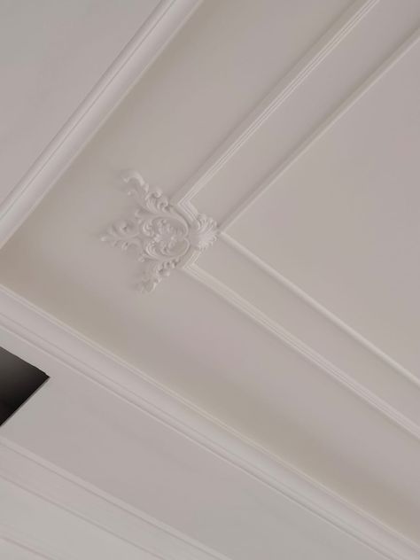 Parisian Ceiling Moulding, Plaster Ceiling Design Modern, Minus Plus Pop Design For Hall, Trim On Ceiling, Ceiling Molding Design, Victorian Ceiling Design, Modern Classic Ceiling, Classical Ceiling Design, Ceiling Moulding