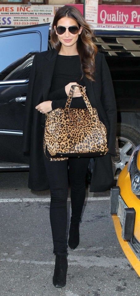 Lily Aldridge in all black street outfit with a leopard print bag Leopard Handbag Outfit, Black Street Outfit, Animal Print Bags, Leopard Print Handbags, Leopard Handbag, Leopard Print Bag, Street Style Bags, Leopard Bag, Lily Aldridge