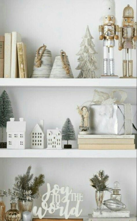 Christmas Tree Decorations For Kids, New House Ideas, Christmas Bookshelf, Holiday Lookbook, Neutral Christmas Decor, Christmas Decor Inspiration, Xmas Deco, Christmas Interiors, White Christmas Decor