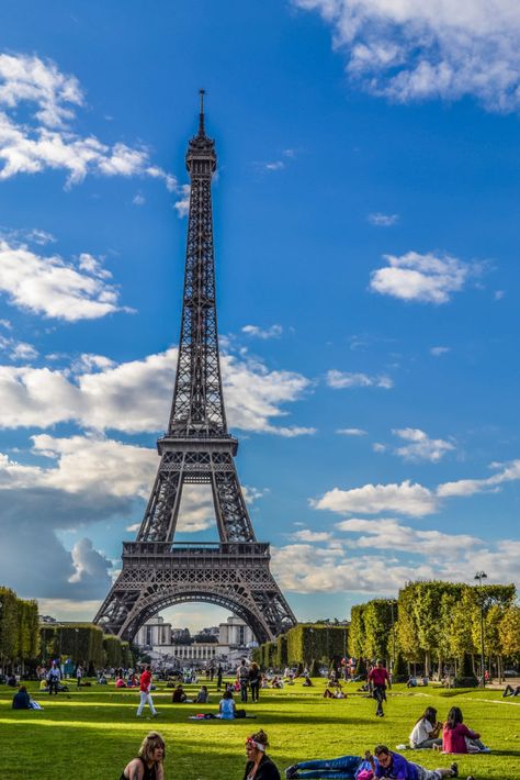 Reasons to Visit the Eiffel Tower - Exploring Our World Ifill Tower Paris France, Eifell Tower Aesthetic, Eiffel Tower Silhouette, Paris Photography Eiffel Tower, Paris Pics, Eiffel Tower Lights, Eiffel Tower Painting, Paris Tower, Eiffel Tower Photography