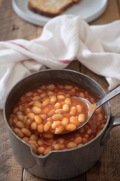 Classic British baked beans just like Heinz, but better because they're homemade. Dried navy or haricot beans are baked in a simple, tomato-based sauce. #britishbakedbeans #bakedbeans #heinzbakedbeans British Baked Beans, Heinz Beans, Breakfast Beans, Heinz Baked Beans, Homemade Baked Beans, Full English Breakfast, Baked Bean Recipes, Pork Bacon, Great Northern Beans