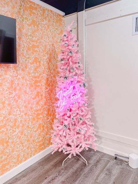 Pink Christmas Window Display, Hair Salon Christmas Decor, Disco Christmas Tree, Retro Hair Salon, Disco Ball Tree, Disco Ball Christmas Tree, Dreamer Aesthetic, Disco Ball Christmas, Girly Christmas Tree