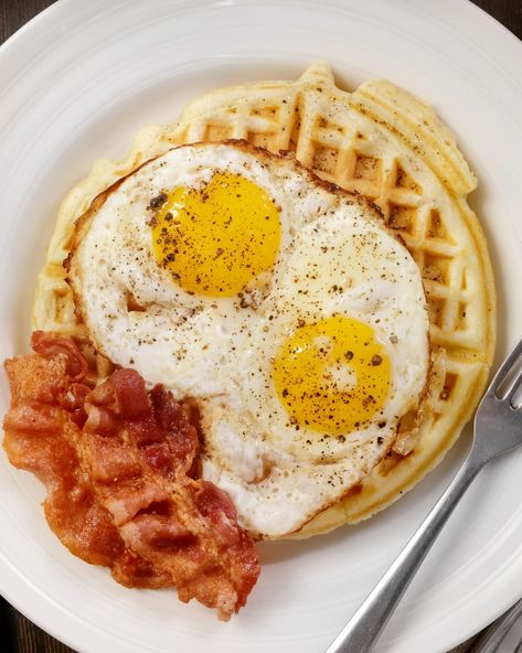 best waffle toppings- Fried Eggs and Bacon Chicken And Eggs, Eggs And Bacon, Savory Waffles, Fluffy Waffles, Gluten Free Waffles, Fruit Sauce, Waffle Fries, Chocolate Waffles, Caramelized Bananas