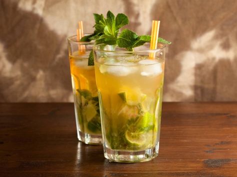 A 5-star recipe for P.F. Chang's Asian Pear Mojito made with lime juice, fresh mint, sour apple schnapps, lemon rum, pineapple juice, lemon-lime soda Pear Mojito, Champagne Mojito, Mint Simple Syrup, Pf Changs, Asian Pear, Mojito Cocktail, Mojito Recipe, Fruity Cocktails, Delicious Drinks