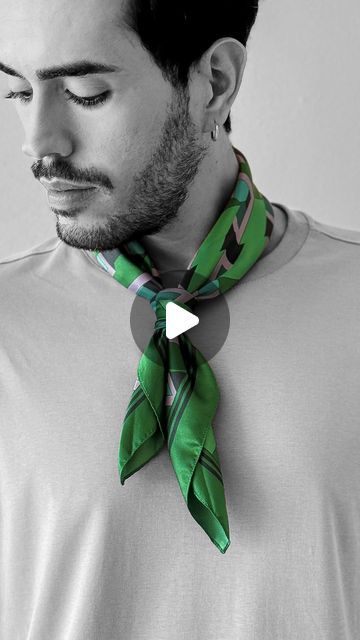 How To Tie A Bandana Around Your Neck, How To Style Bandana, How To Style A Bandana, Men Scarf Style, Mens Scarves Fashion, Scarf Editorial, Bandana Tutorial, Bandana Folding, Mens Scarf Fashion