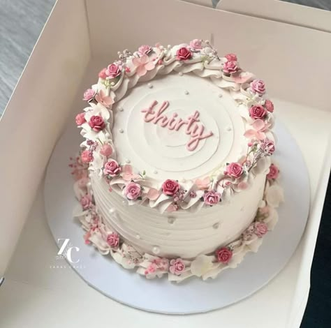 Pretty Buttercream Cakes, End Of Summer Cake, Diy Floral Cake, Floral Cake Ideas, Flower Buttercream, Round Birthday Cakes, 17 Birthday Cake, Decorate A Cake, Birthday Cake For Mom