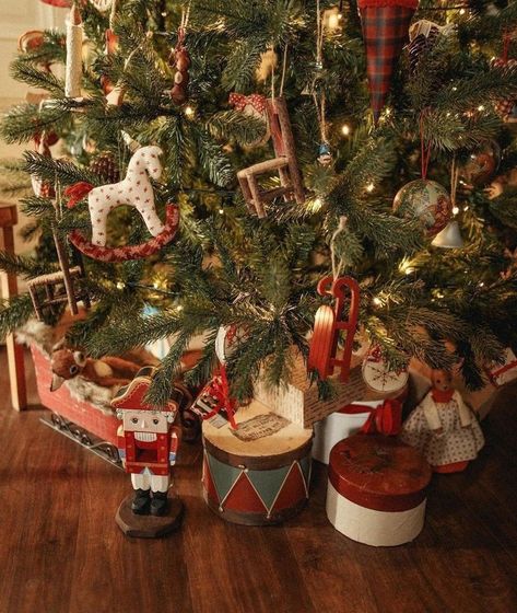 📌 June 26, 2024       @ColleSemplice Vintage Inspired Christmas Tree, Vintage Christmas Toys, Traditional Christmas Decorations, Christmas Decor Inspiration, Cottage Christmas, Christmas Tree Inspiration, Aesthetic Tumblr, Old Christmas, Antique Christmas