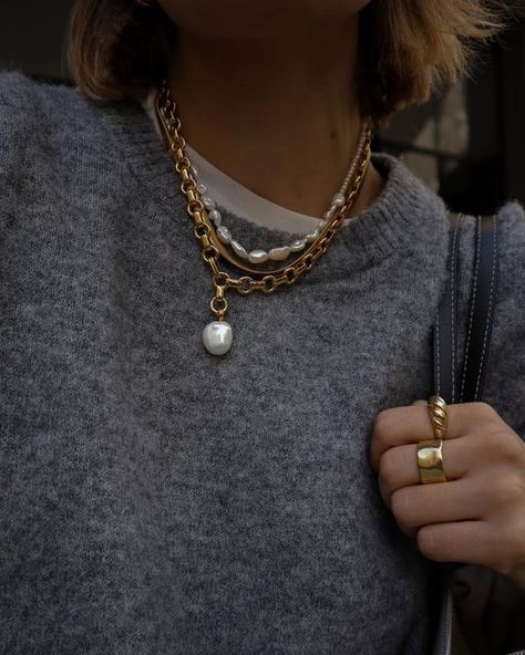 How To Layer Pearl Necklaces, How To Layer Necklaces Ideas, Stacked Necklaces Aesthetic, Old Money Jewelry Aesthetic, Statement Necklace Outfit, Pearl Necklace Outfit, Style Pearl Necklace, Autumn Layering, Autumn Accessories