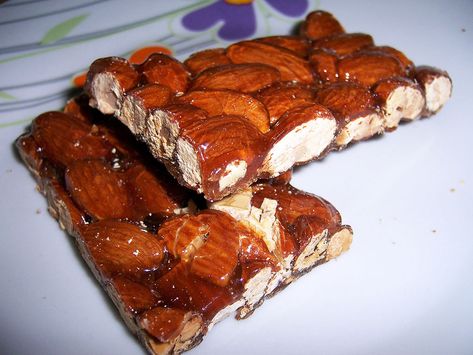 La ghiotta ricetta del torrone fatto in casa, proprio come lo preparano in Sicilia. Sicilian Food, Sicilian Recipes, Waffles, French Toast, Bacon, Toast, Dessert, Candy