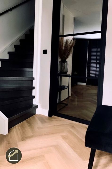 traphal ideeen, zwarte trap, hotel chique interieur, traphal, visgraat vloer Rustic Home Design, Entry Way Design, Apartment Style, Taking A Break, Entry Way, Stairs Design, Black Accents, Daily Inspiration, Rustic House