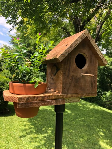 Diy Wood Bird House, Unique Birdhouses Diy, How To Make A Bird House, Homemade Bird Houses Diy, Simple Bird Houses, Wood House For Birds, Unique Bird Houses Diy, Birdhouse Condo Ideas, Birdhouse Stand