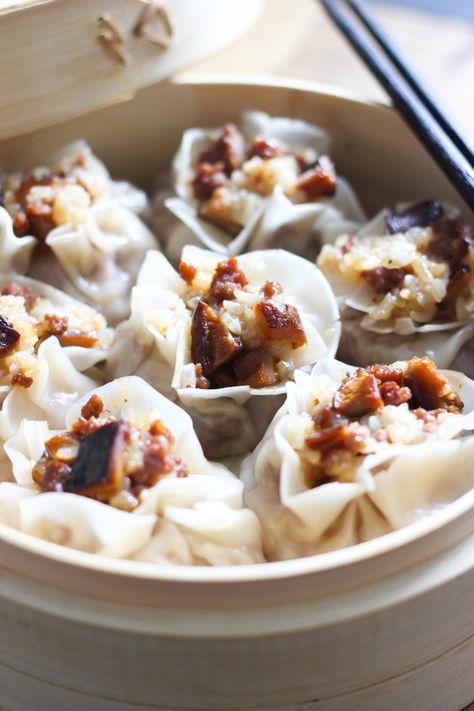 Beef and Mushroom Shumai Barbecue Spare Ribs, Shu Mai, Chinese Beef Recipes, Vegan Holiday Cookies, Beef Mushroom, Custard Cake Recipes, Marble Backdrop, Dim Sum Recipes, Wooden Backdrop